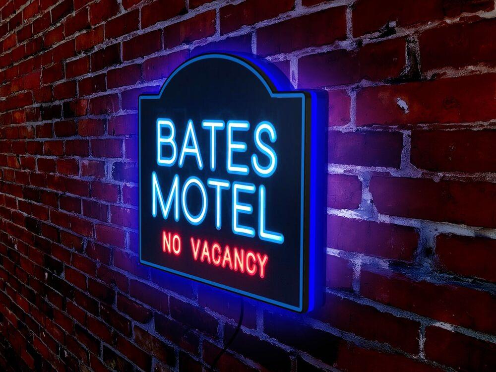 La boîte lumineuse LED imprimée en 3D Bates Motel illumine votre espace avec un charme emblématique